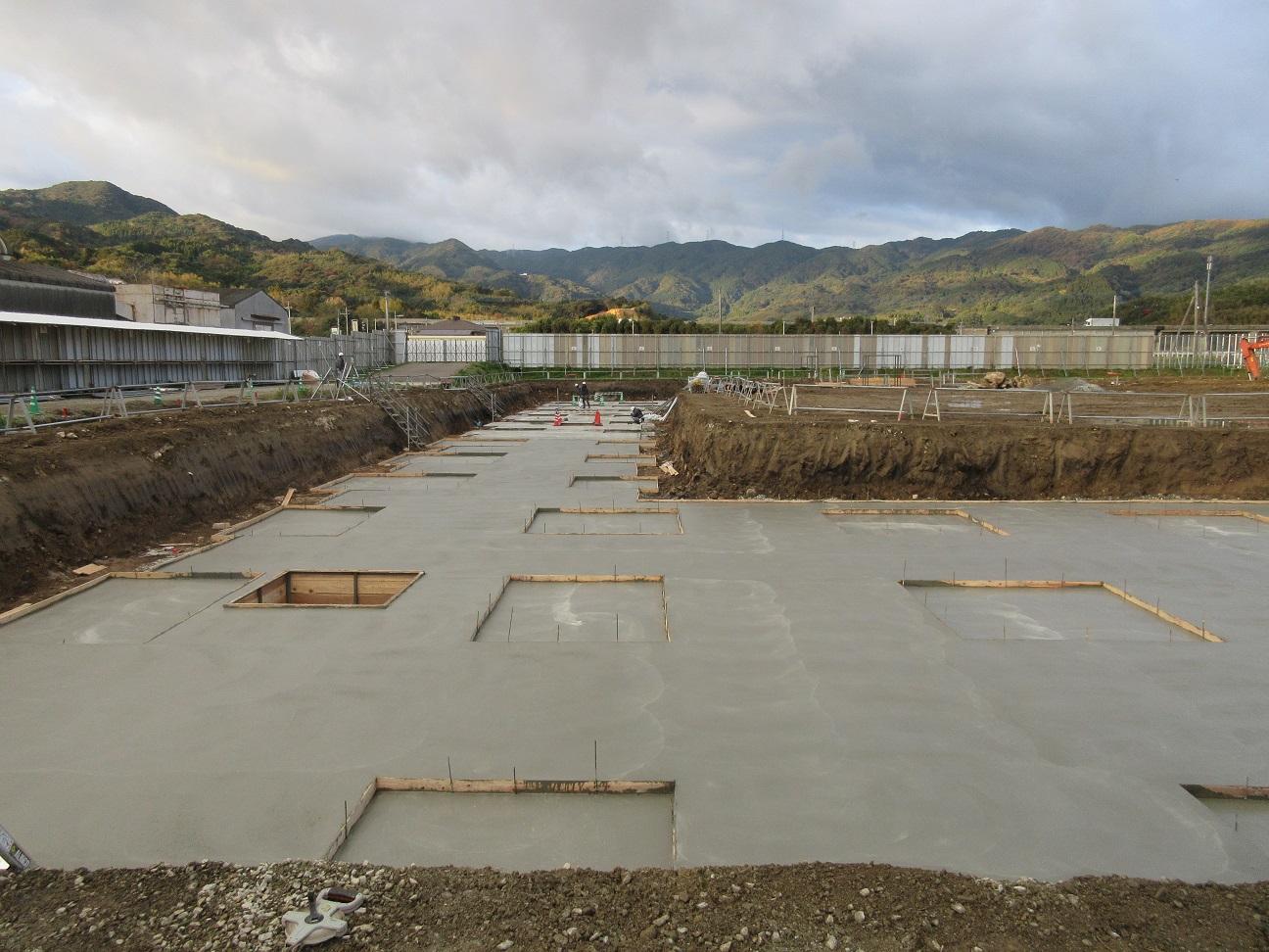 捨てコンクリートが打設された敷地に、さらに四角の枠組みに合わせてコンクリートが打設されている写真