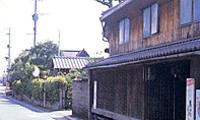 茶色壁の2階建て田手宿の外観の写真