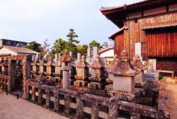 建物の前に沢山の墓石が並んでいる  西往寺（大木家菩提寺）の写真