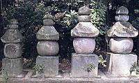5つの石を積み上げて作られている五輪塔が左から小さい順に4つ並んでいる写真