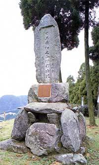 大きな岩で組み立てられている茶樹栽培地の石碑の記念碑