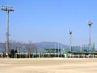 照明塔やサッカーゴールなどが設置されている多目的広場の写真