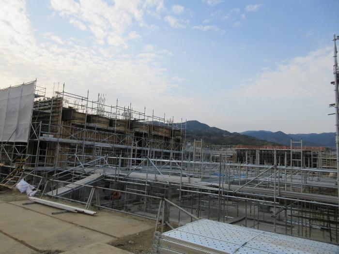 重機の仮設通路であった箇所の掘削も終わり、鉄筋足場組立がされている写真