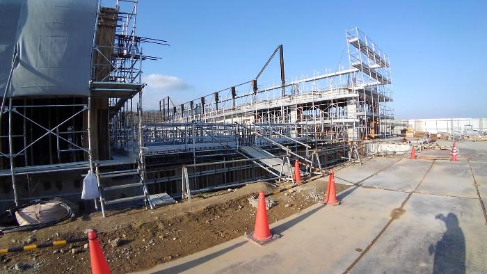 1階の基礎地中梁コンクリート打設が進み、体育館1階の南西から見た写真