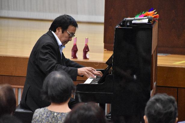 ピアノを弾く徳永さん