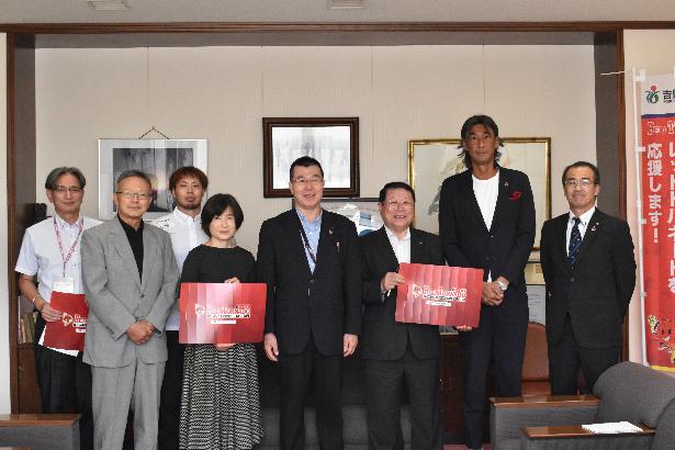 町長表敬訪問するレットルの選手たち