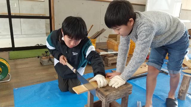 のこぎりで木材を切る吉野ヶ里緑の少年団の団員の写真