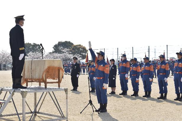 消防団入隊団式で宣誓をする新消防団員