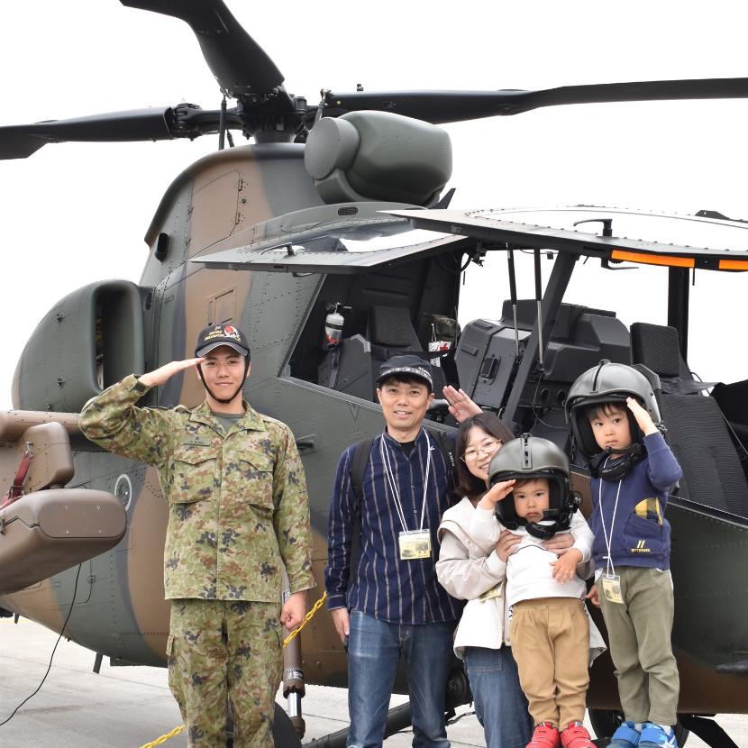 陸上自衛隊のヘリの前で記念撮影をする親子の写真（「くらしの情報」ページにリンクします）