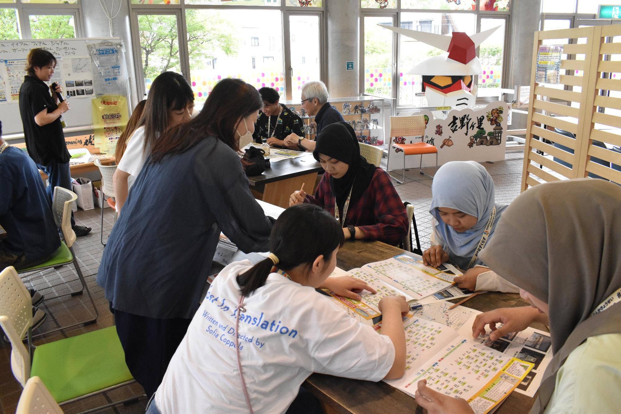 日本語教室でごみの出し方について学ぶ