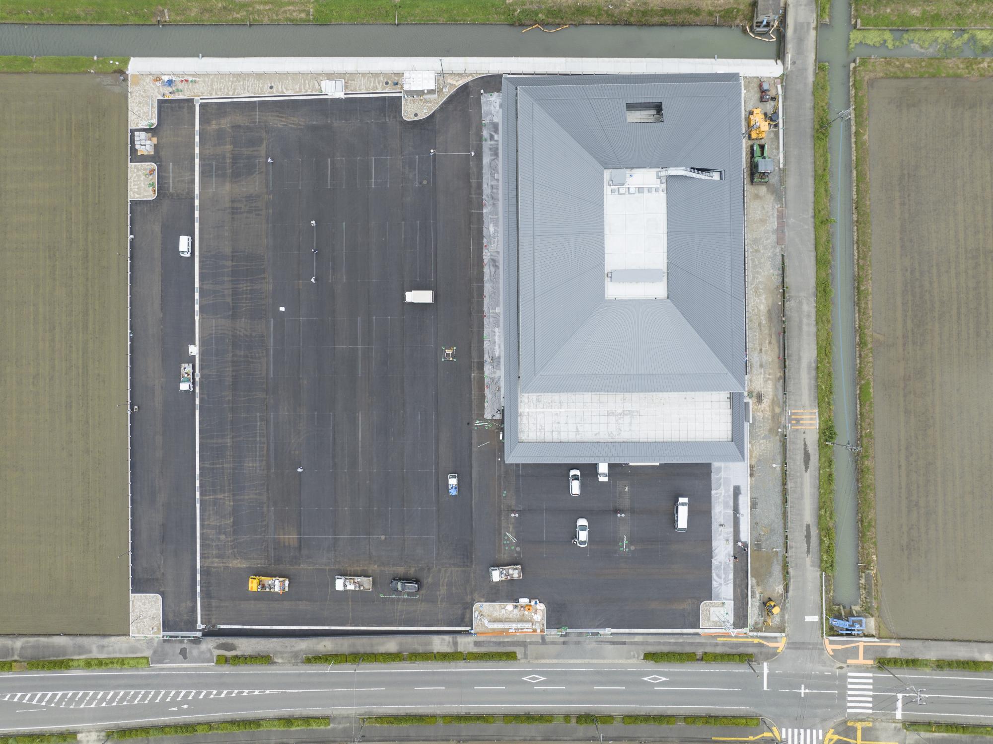 新庁舎建設令和8年6月末進捗状況写真敷地中央上空より