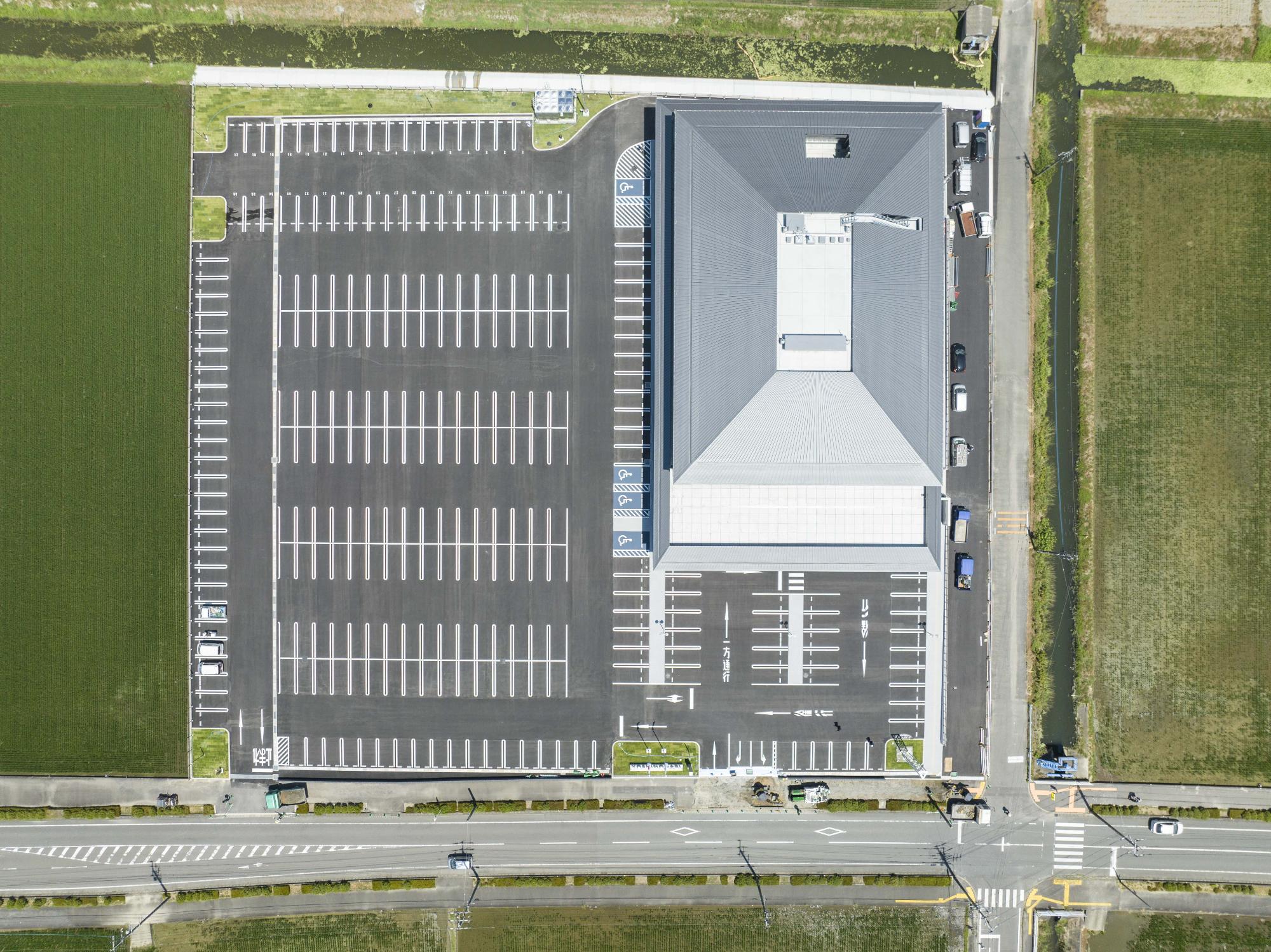 新庁舎建設令和8年7月末進捗状況写真敷地中央上空より